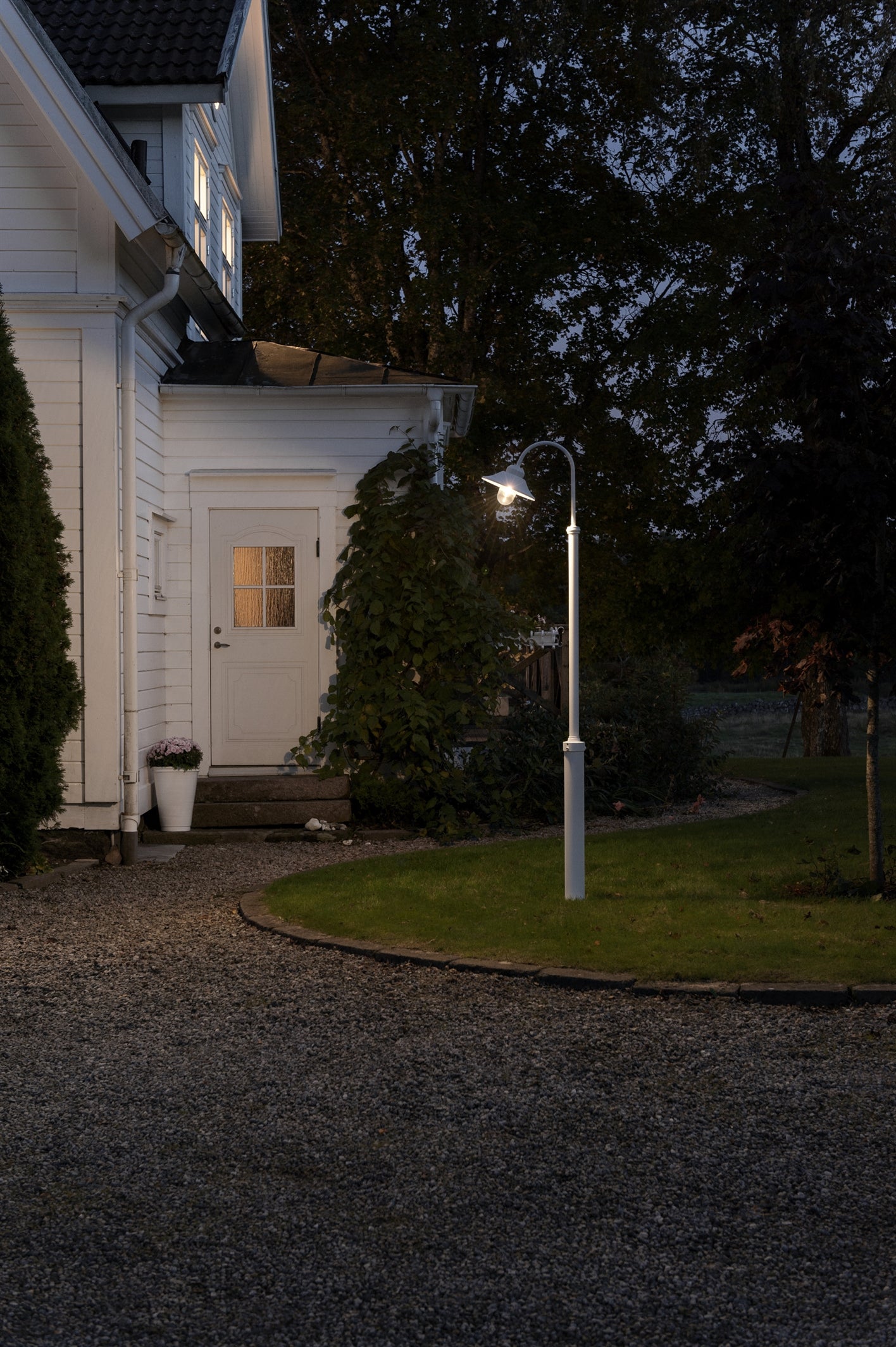 Vega Lamp Post - Taurus Pole Included - Black/White Finish