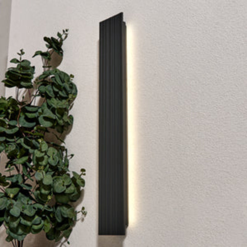Tetbury LED Outdoor Wall Light- Round/ Slim Finish
