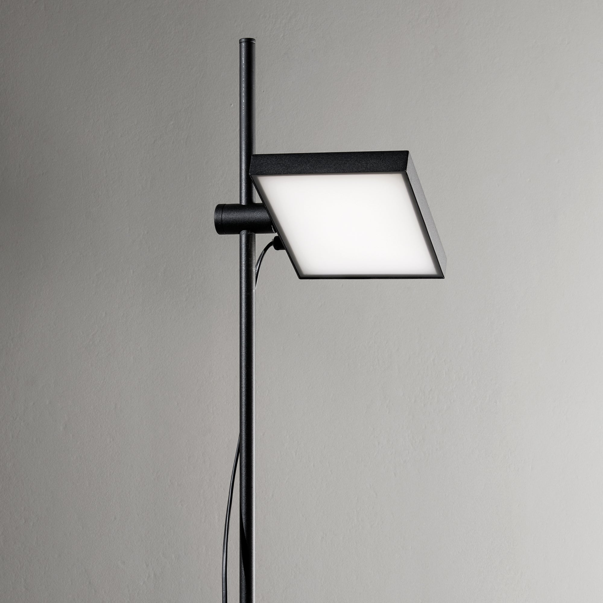 Lift LED Floor Lamp - Black/White