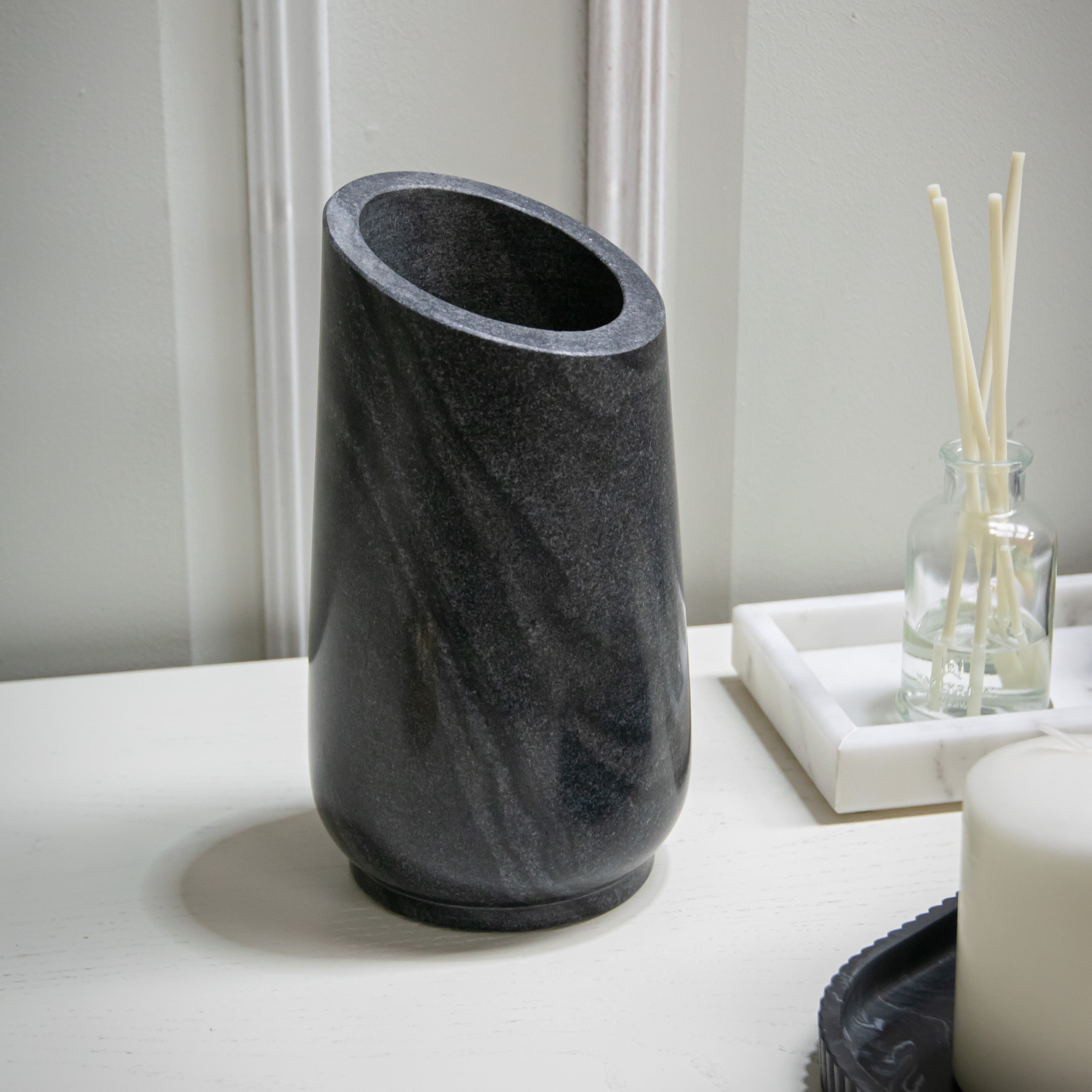 Arlet Vase - White/Black Marble