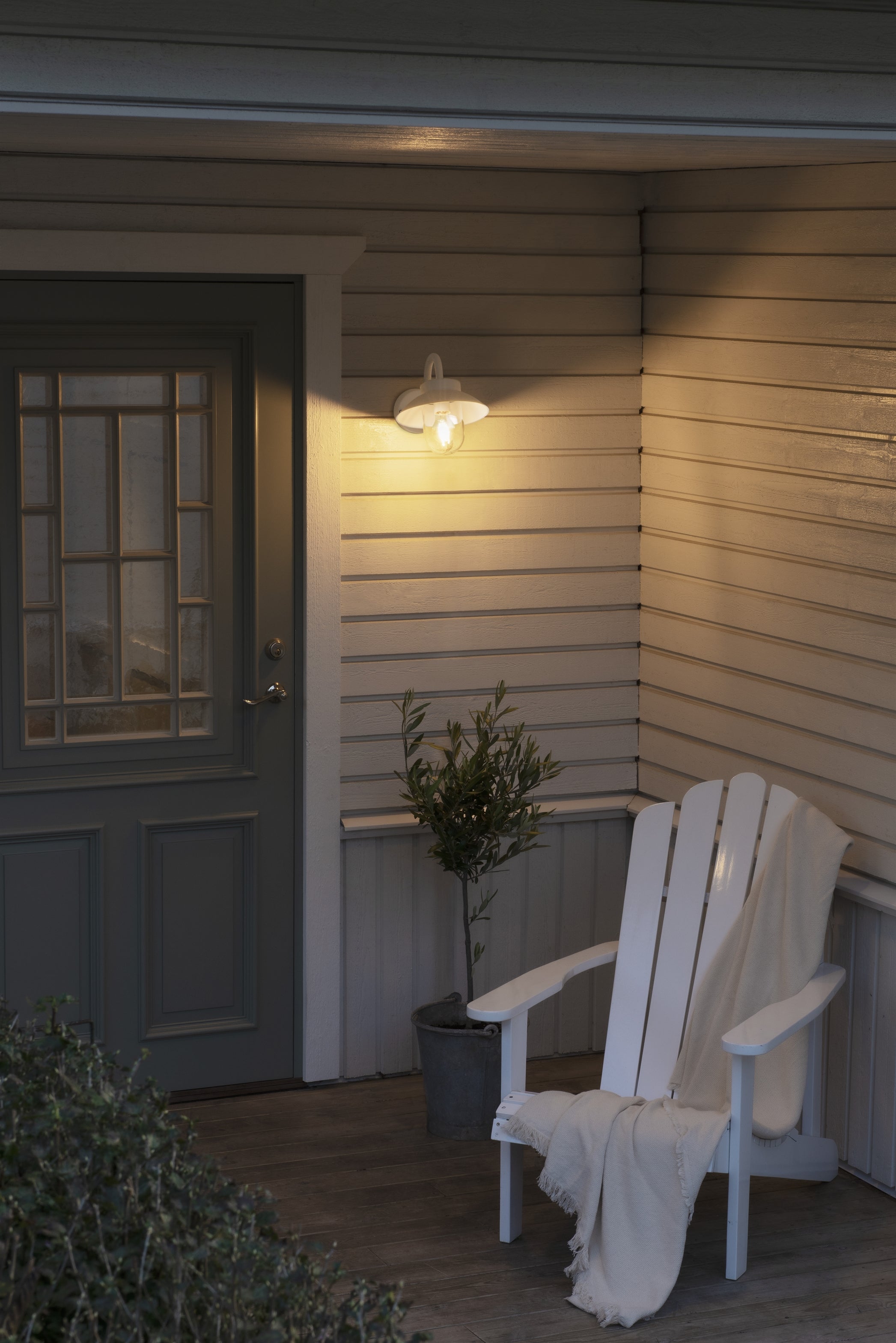 Vega Mini Wall Light Black/White Finish