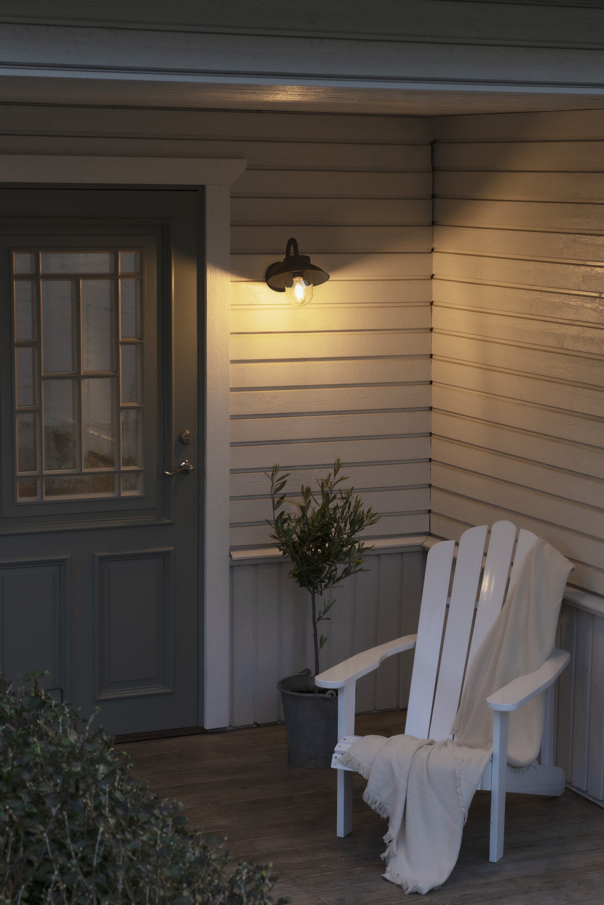 Vega Mini Wall Light Black/White Finish
