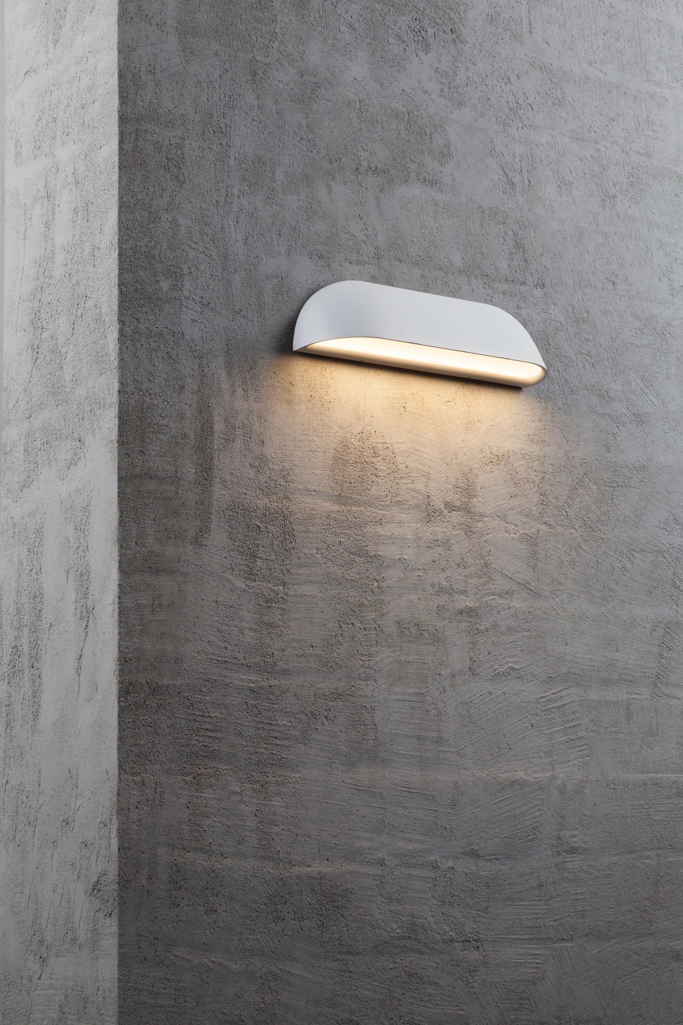 Front 26'/36' Wall Light- Black/ White