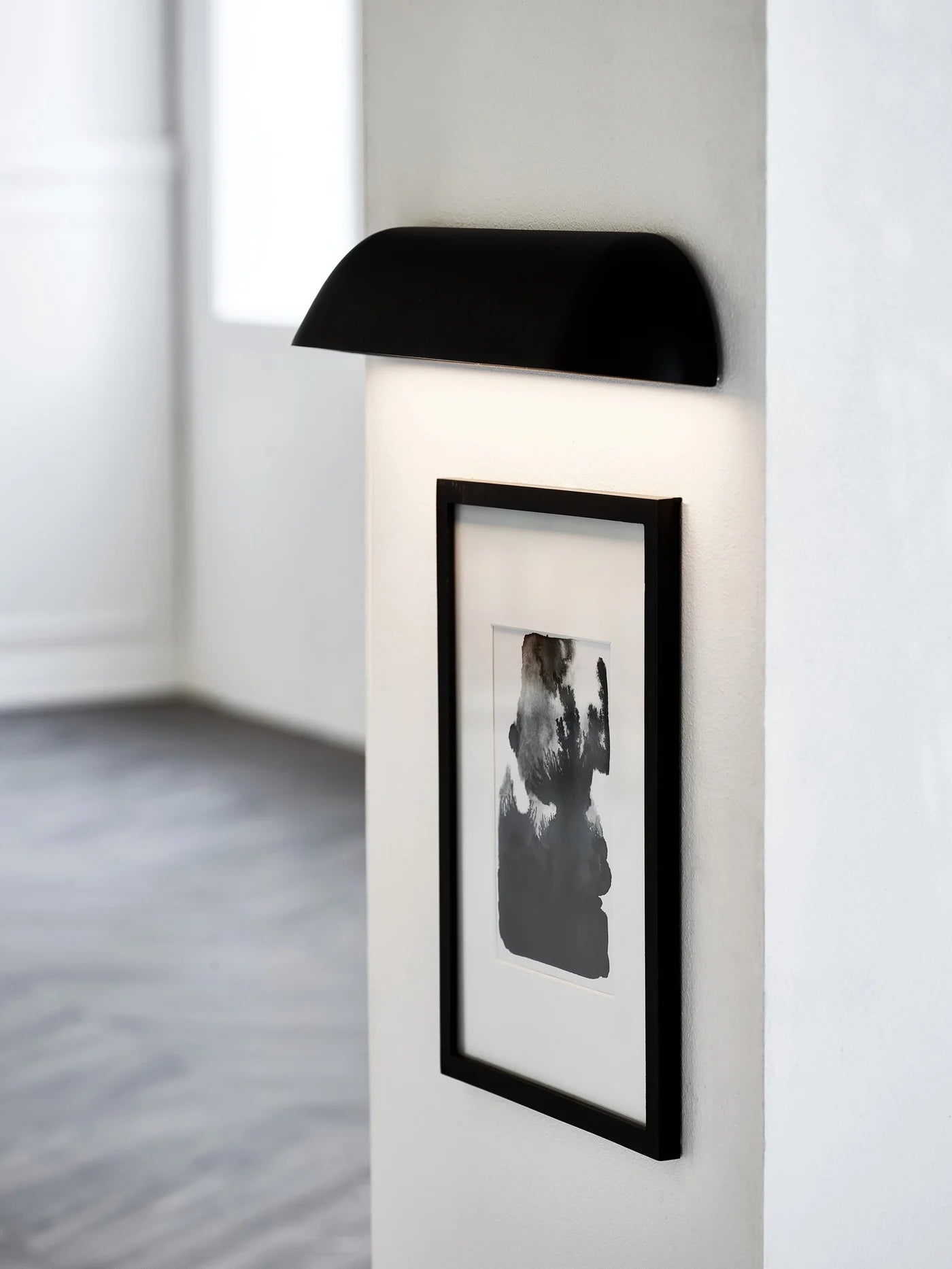 Front 26'/36' Wall Light- Black/ White