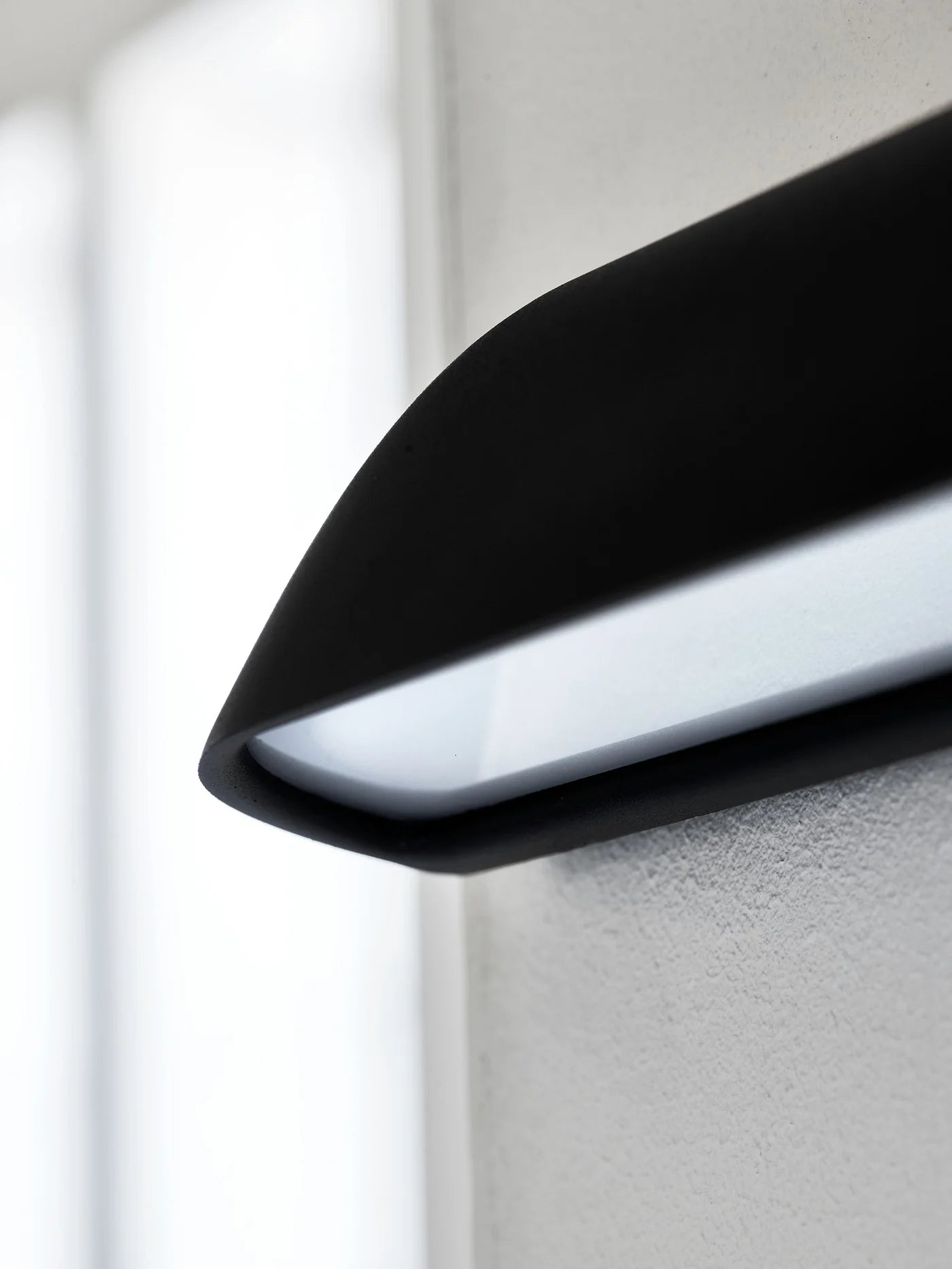 Front 26'/36' Wall Light- Black/ White