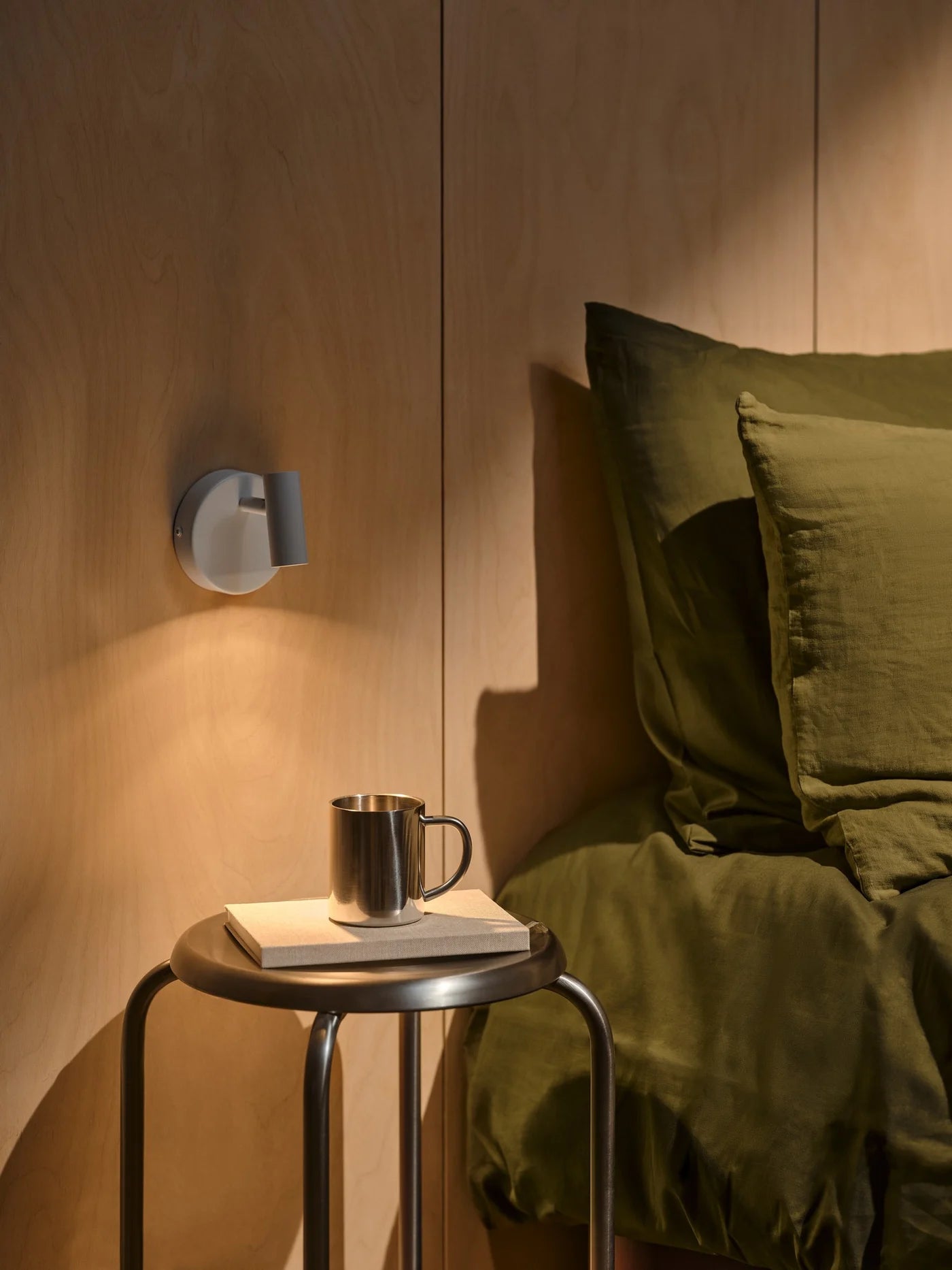 Omari Wall Light- Black/ White