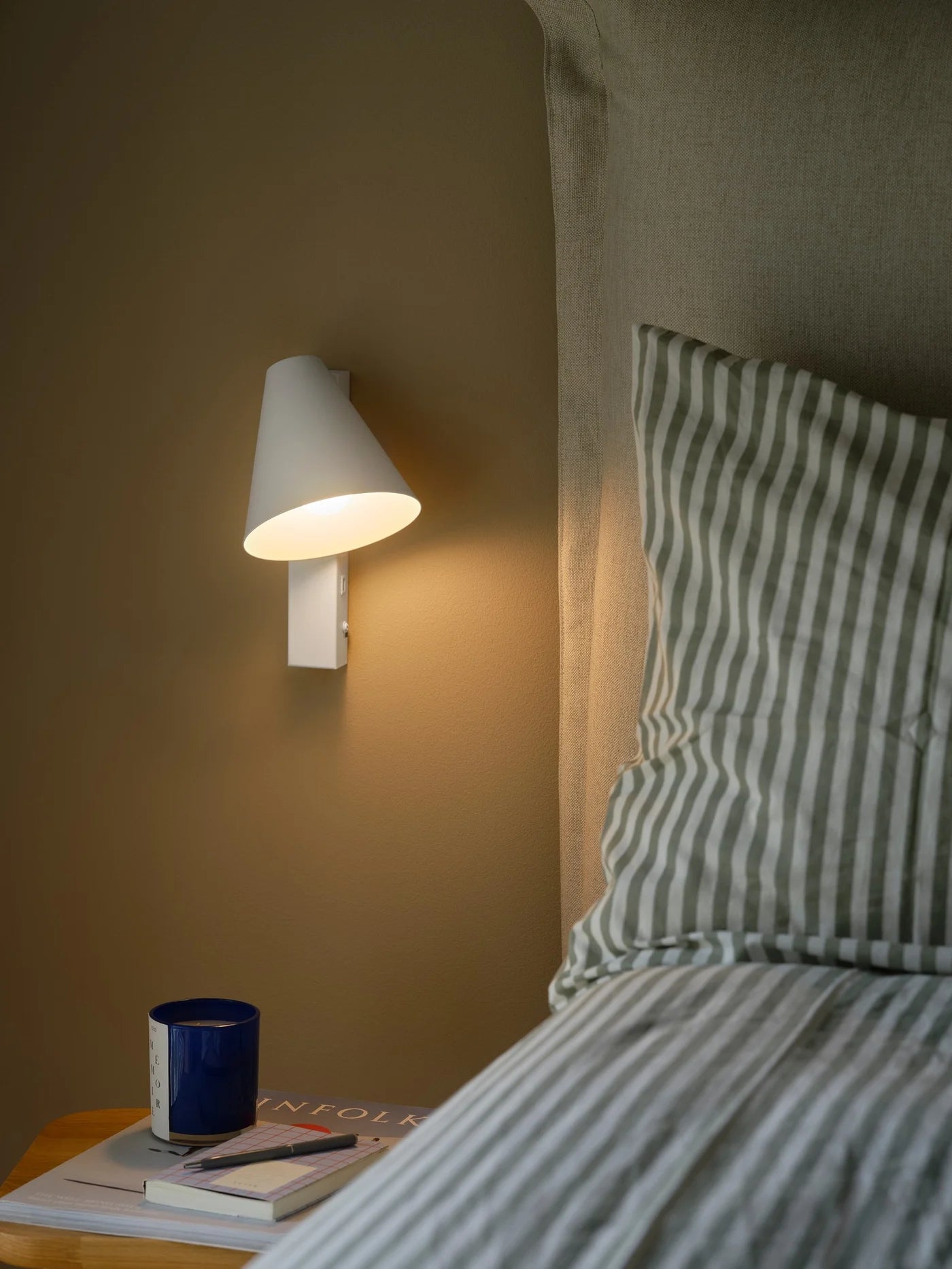Wilmer Wall Light- Black/ White