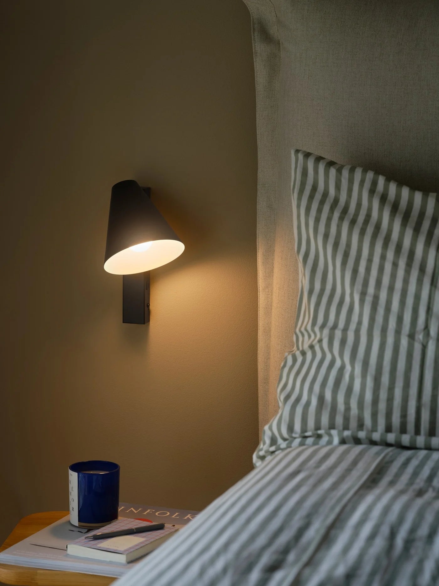 Wilmer Wall Light- Black/ White