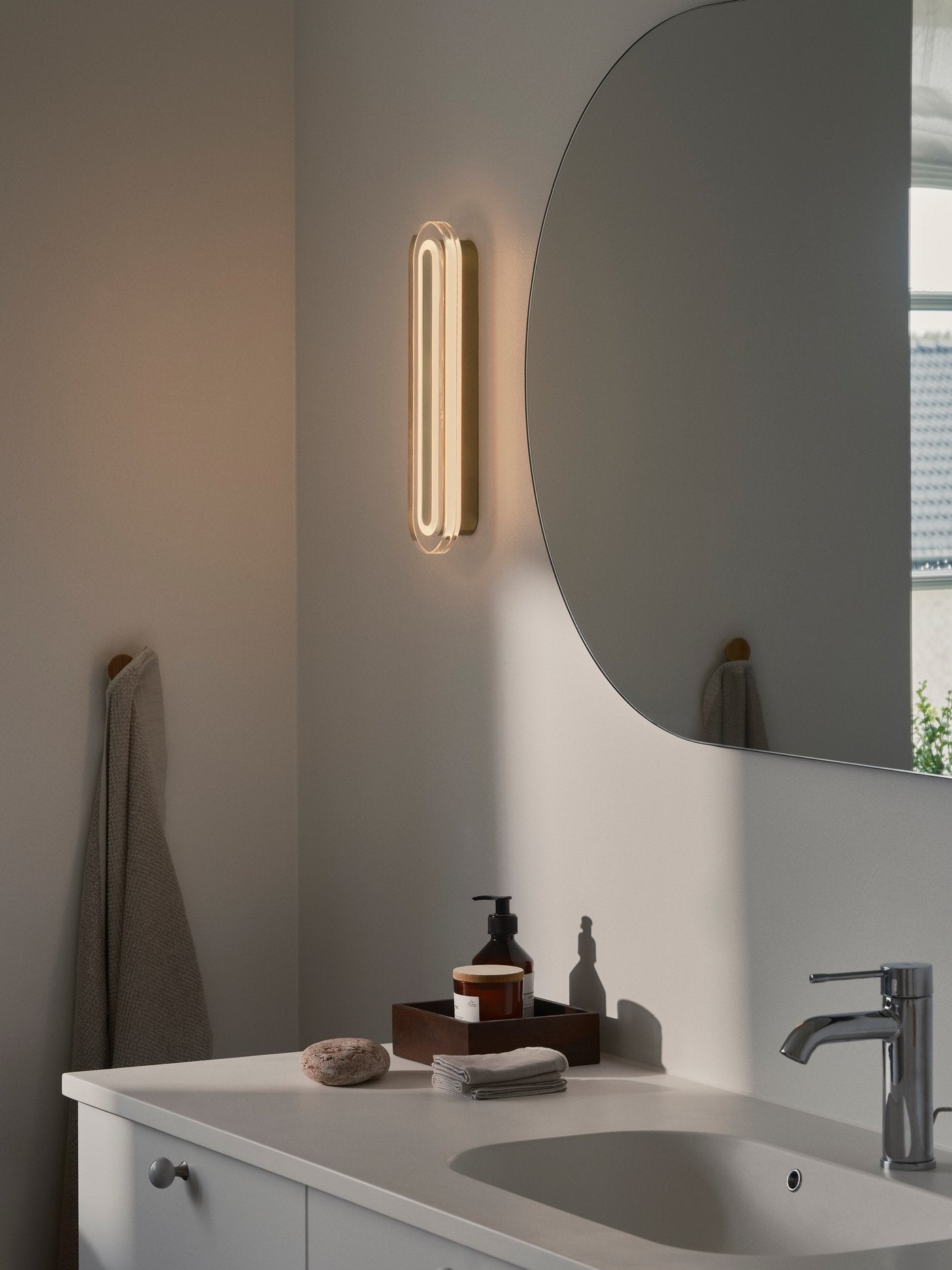 Cavara Wall light- Black/ Brass