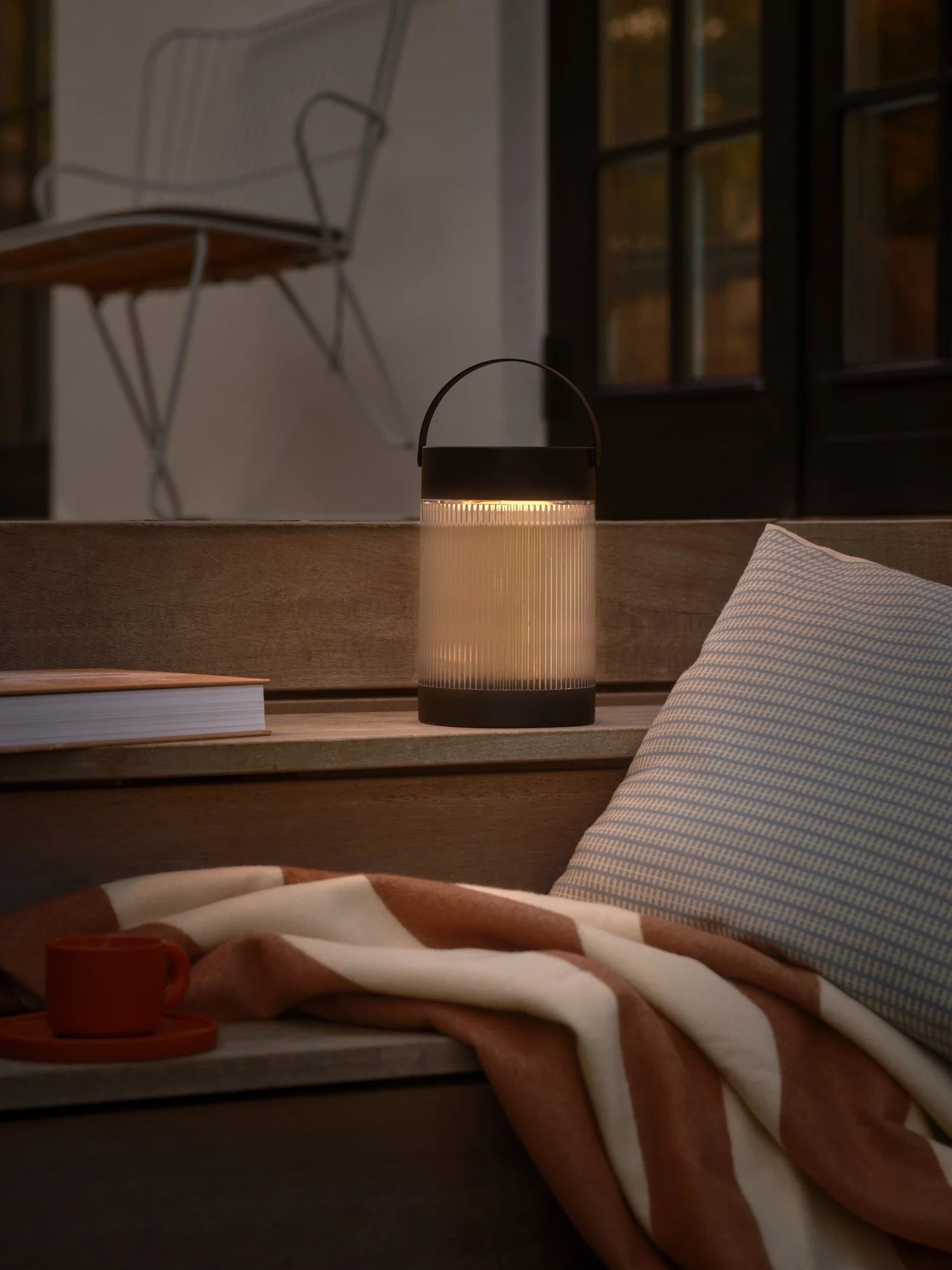 Coupar Solar Table lamp- Black/ Sand Finish