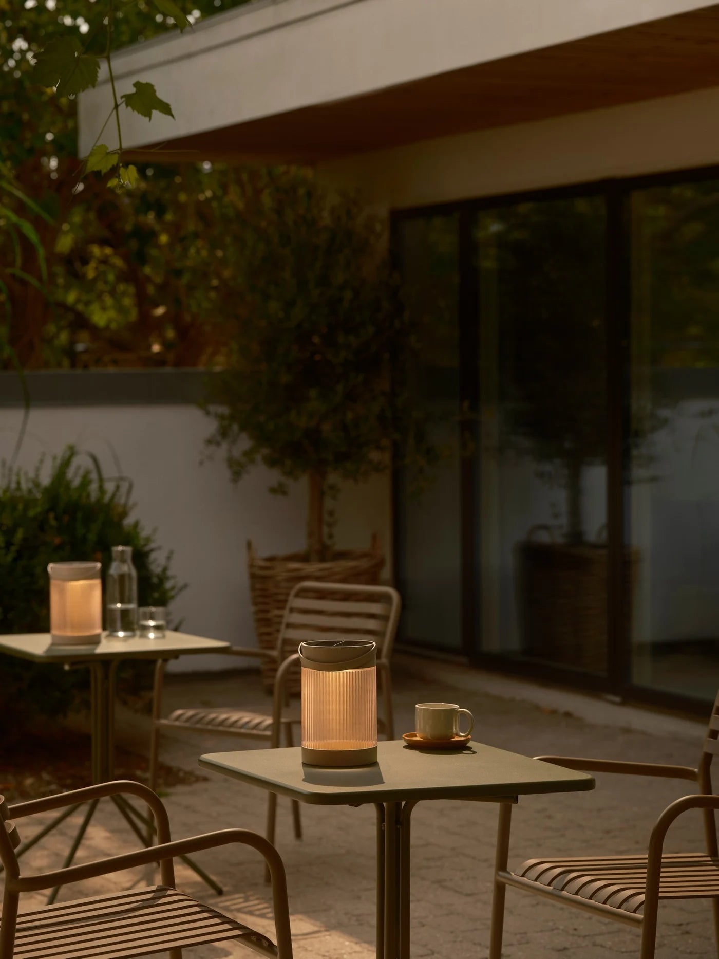 Coupar Solar Table lamp- Black/ Sand Finish