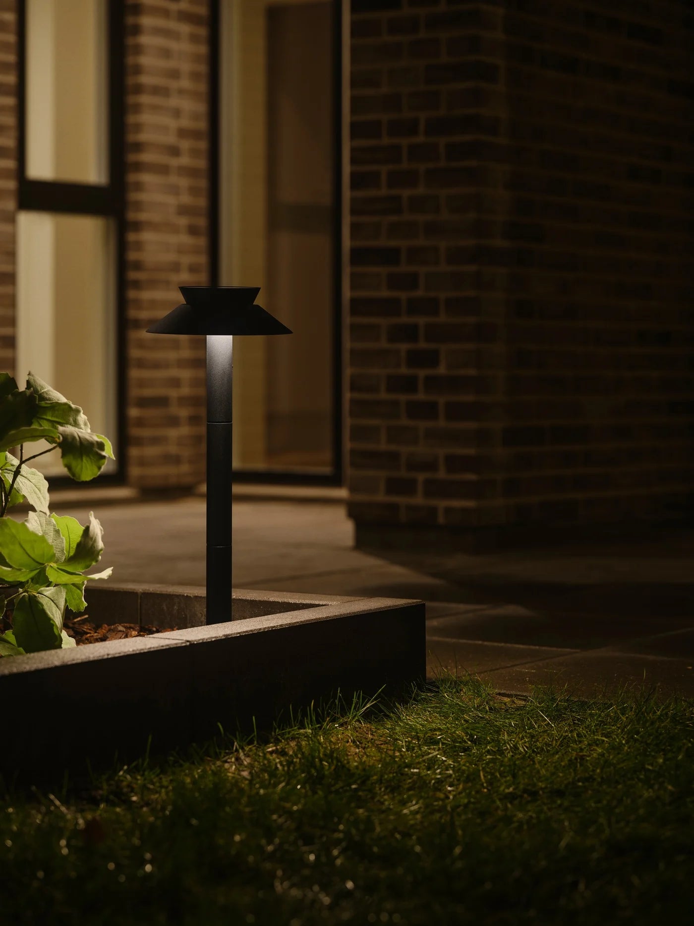 Justina Solar Garden Light- Anthracite/ Black