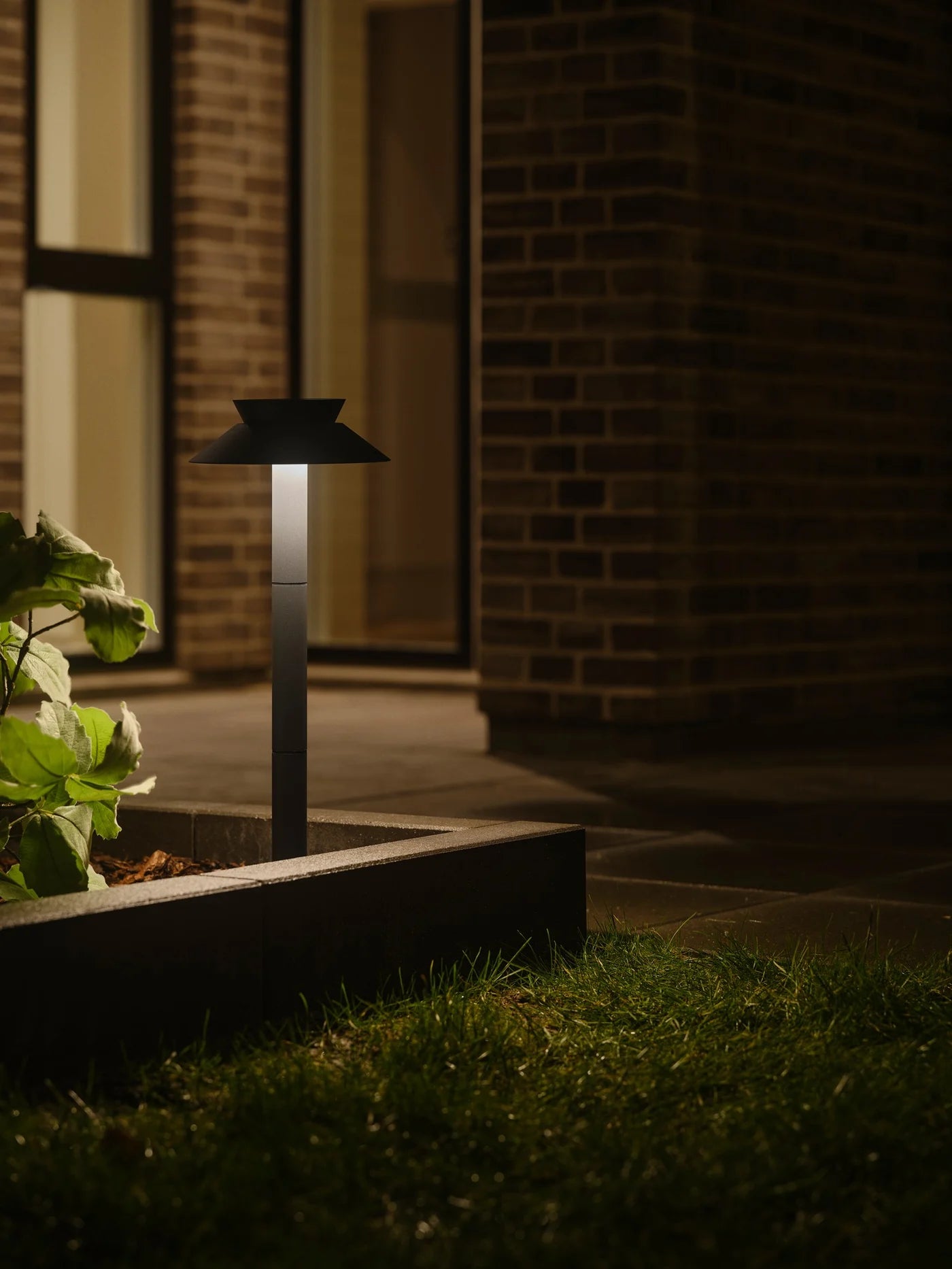 Justina Solar Garden Light- Anthracite/ Black