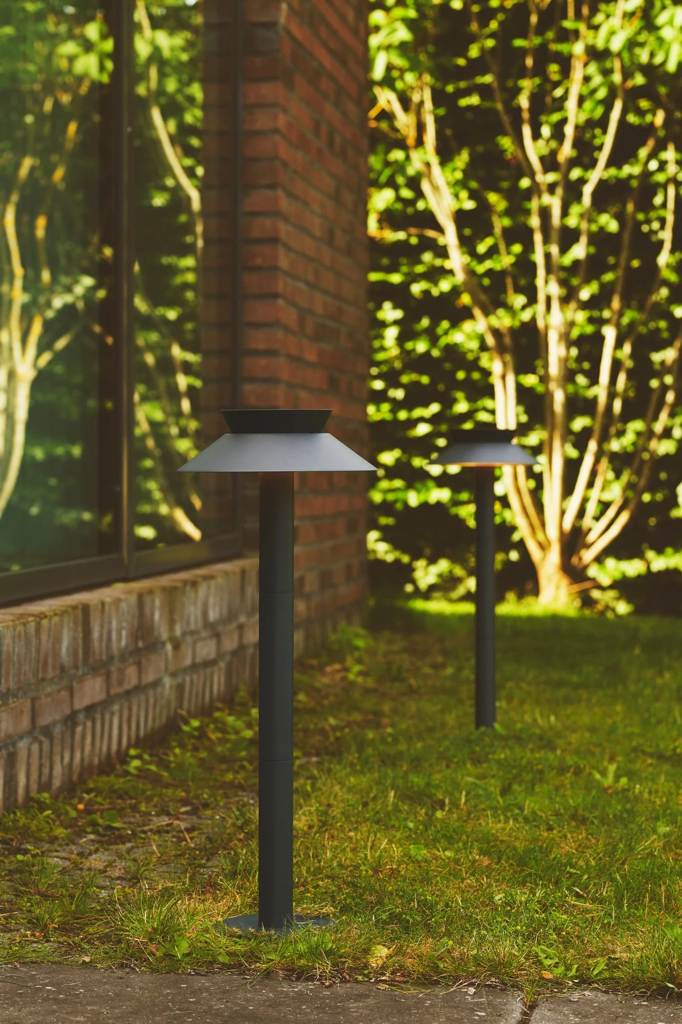 Justina Solar Garden Light- Anthracite/ Black