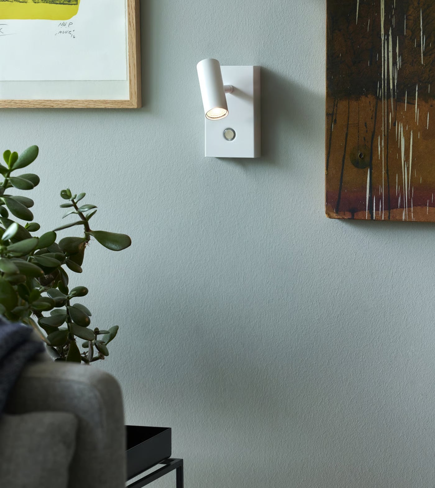 Omari Wall Light- Black/ White