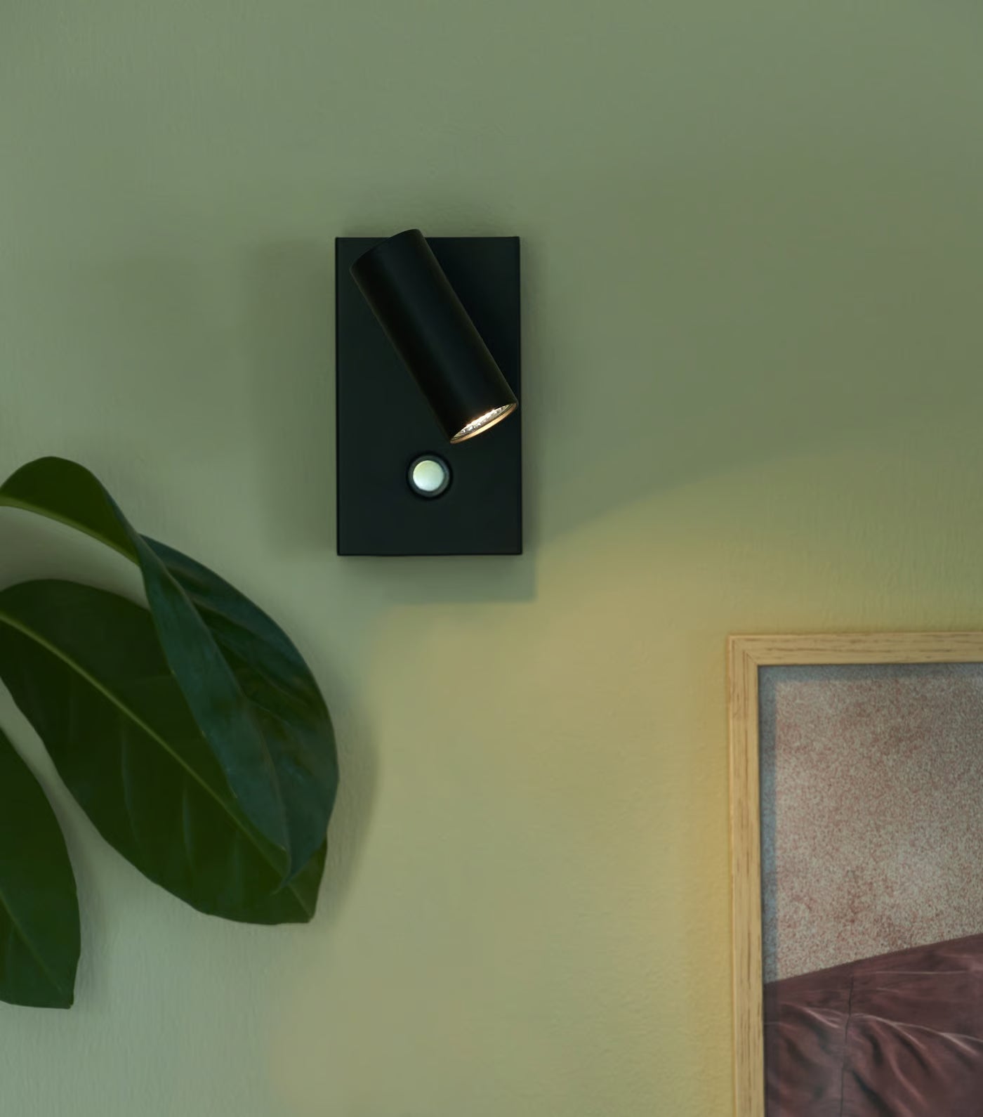 Omari Wall Light- Black/ White
