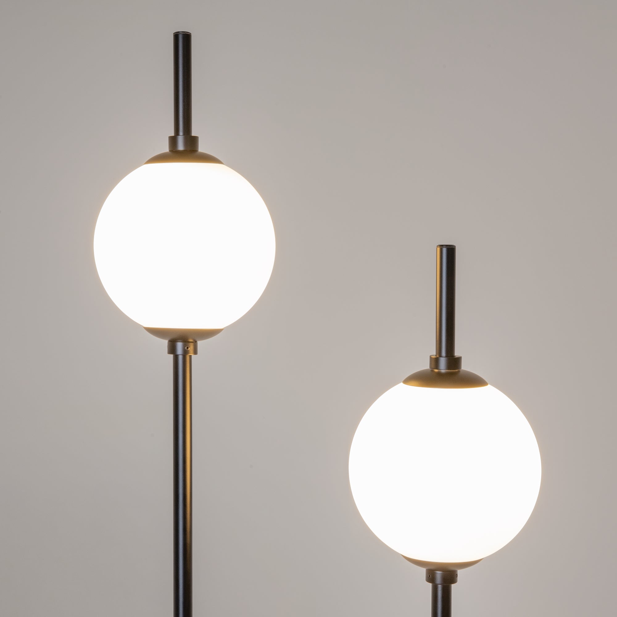 The Sixth Sense Floor lamp Integrated LED - Black & White/Brass & White Finish