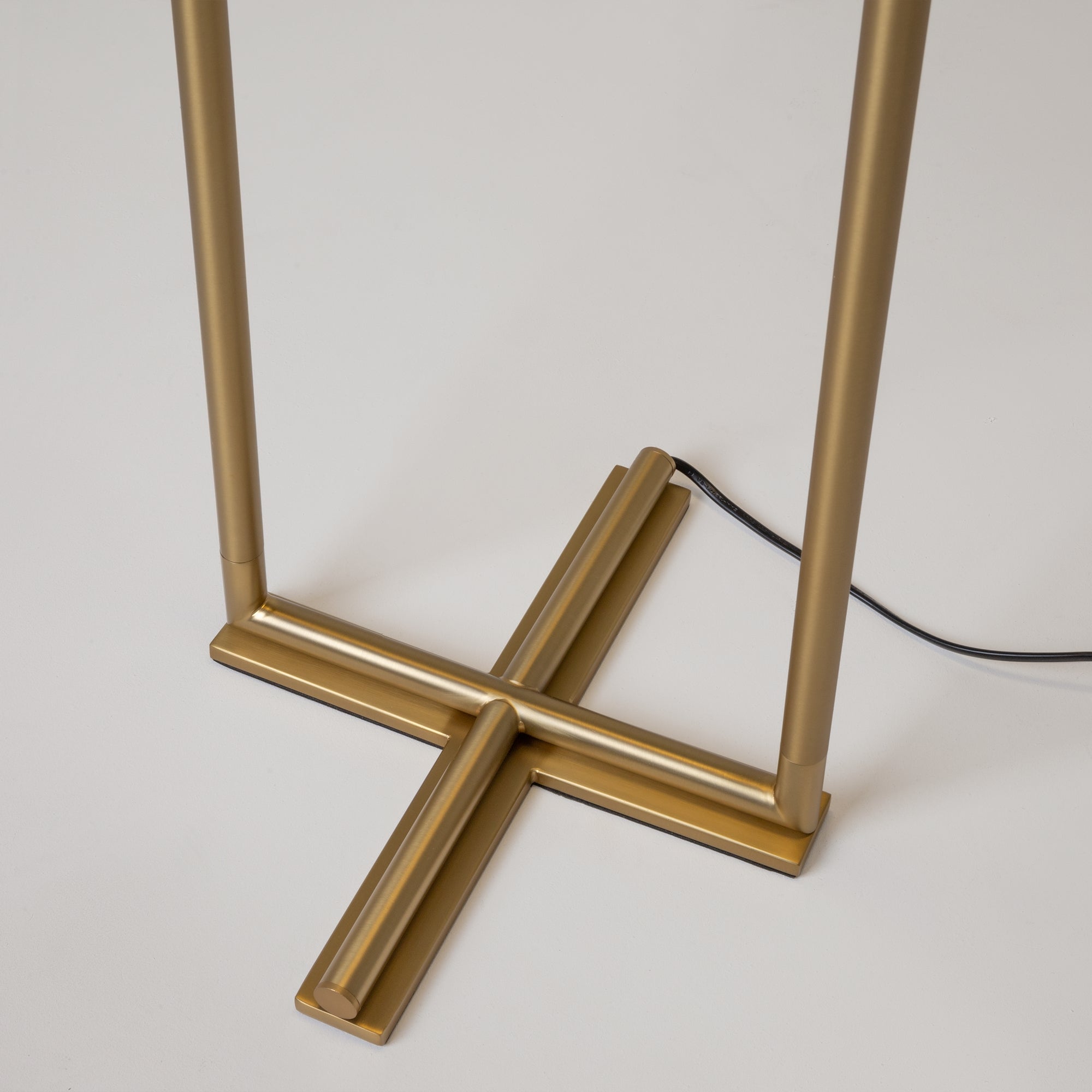 The Sixth Sense Floor lamp Integrated LED - Black & White/Brass & White Finish