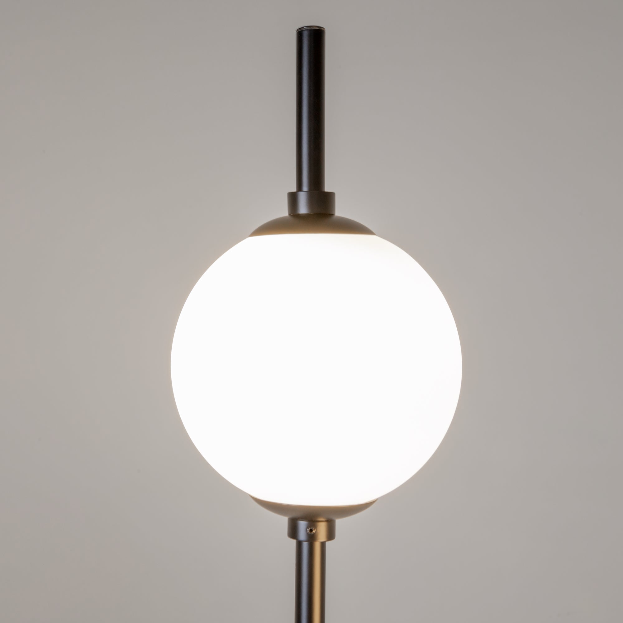 The Sixth Sense Floor lamp Integrated LED - Black & White/Brass & White Finish