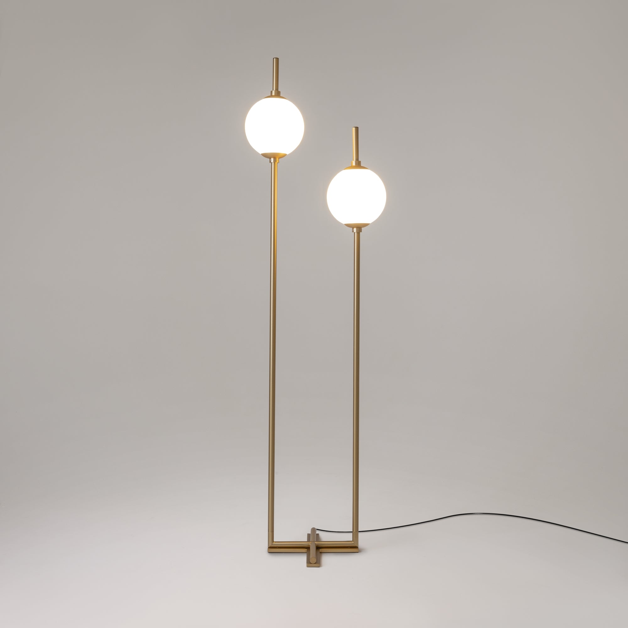 The Sixth Sense Floor lamp Integrated LED - Black & White/Brass & White Finish