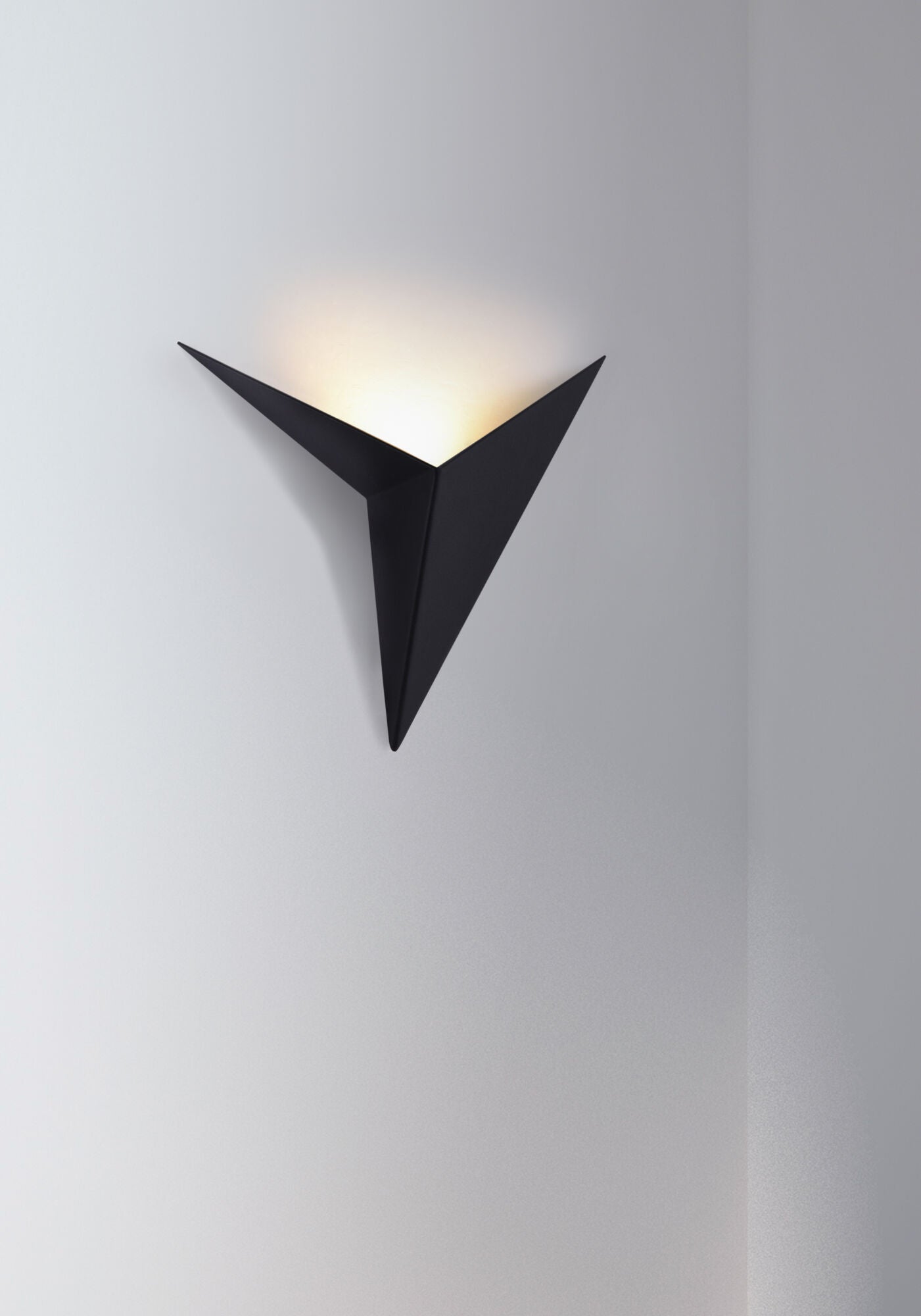 Trame Indoor LED Wall Light - White/Black Finish