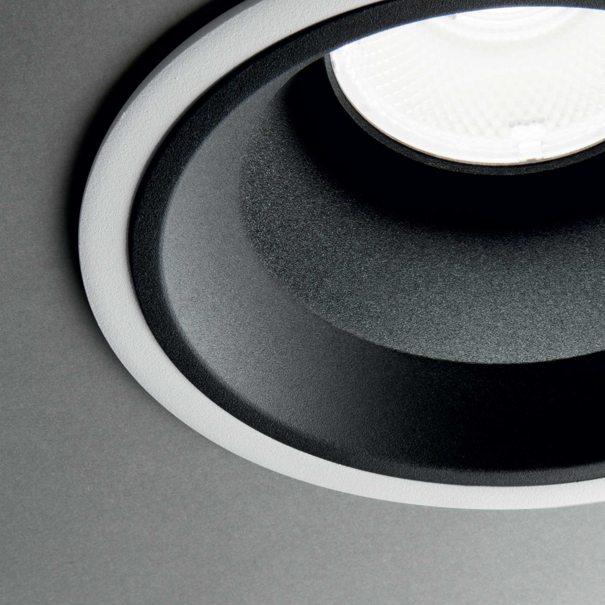 Off Recessed light - Black/White Finish - Cusack Lighting